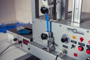 Aufwendige Tests sichern die hohen Qualitätsstandards der Folienverpackungen von Pohl.
