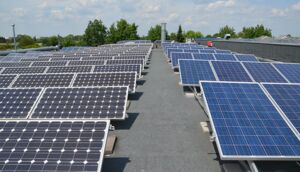 Große Teile der Firmengebäude von Pohl Verpackungen sind mit effizienten Solarpanelen bestückt.